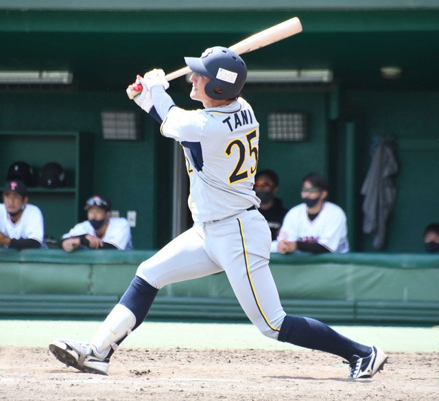 東邦ガス×西濃運輸＝５回表西濃運輸２死、谷が右越えにこの試合２本目となる本塁打を放つ＝長良川