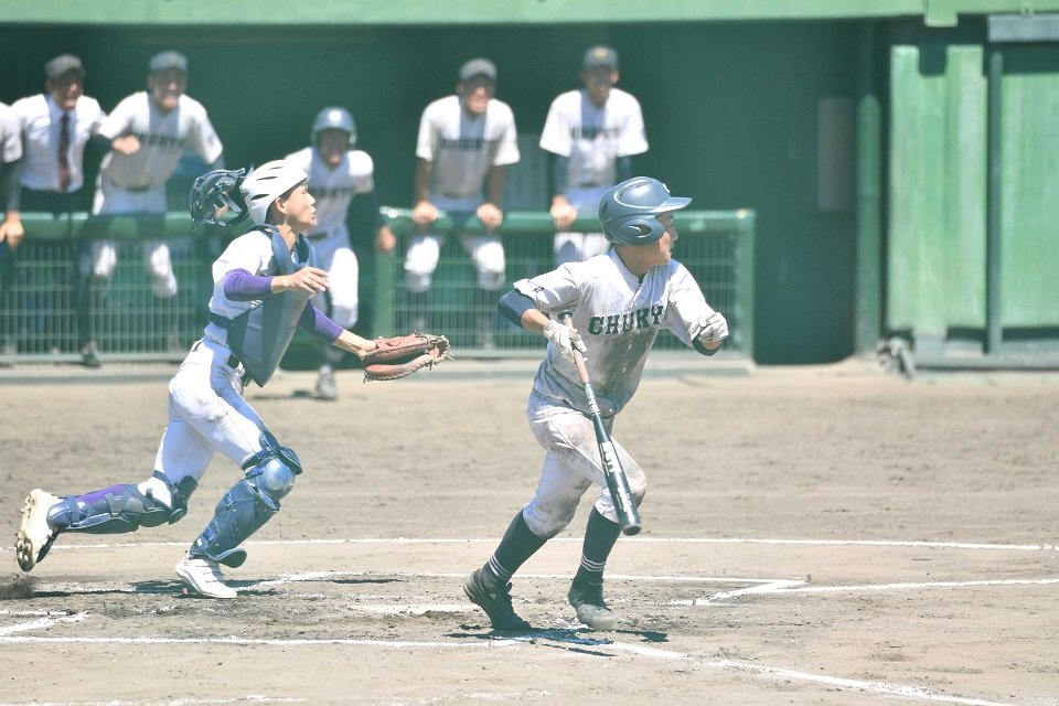天理×中京＝７回表中京１死満塁、田口が同点の適時内野安打を放つ＝明石トーカロ球場