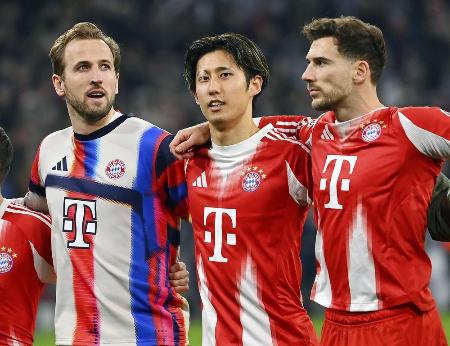 　バイエルン・ミュンヘンの伊藤（中央）＝昨年１２月、ミュンヘン