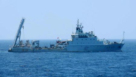 　中国自然資源省所属の海洋調査船「向陽紅２２」＝７月（海上保安庁提供）