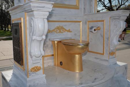 　米ワシントンのリンカーン記念堂近くの広場に設置された金色の便器＝３月３１日（ゲッティ＝共同）