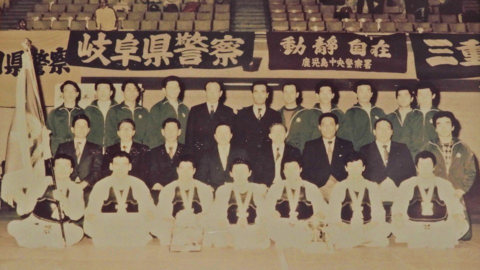 県警が初優勝した第２回全国警察逮捕術大会での記念写真＝岐阜中署