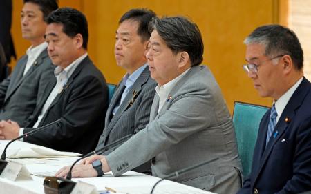　東京電力福島第１原発事故の除染土を巡る全閣僚会議で、あいさつする林官房長官（右から２人目）＝２６日午前、首相官邸