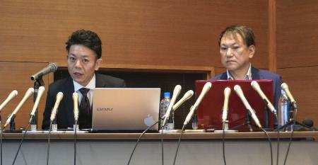 　４日、記者会見する企画会社「ＩＲＯＨＡ　ＳＴＡＮＤＡＲＤ」執行役員の男性（右）と代理人弁護士＝名古屋市