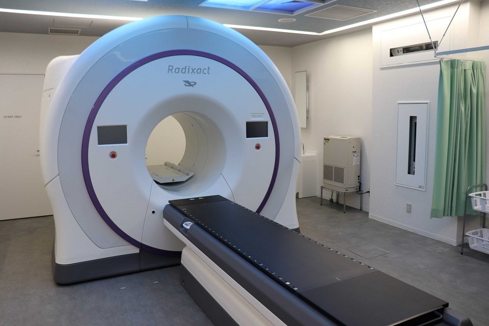 ５月より運用される放射線治療装置「ラディザクトＸ９」＝同