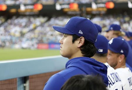 　マリナーズ戦で先発を外れ、ベンチから試合を見つめるドジャース・大谷＝７月３１日、ロサンゼルス（共同）
