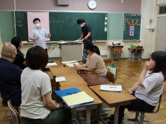 開校に向けて、ワークショップで意見を交わす保護者ら＝本巣市根尾市場、根尾小学校