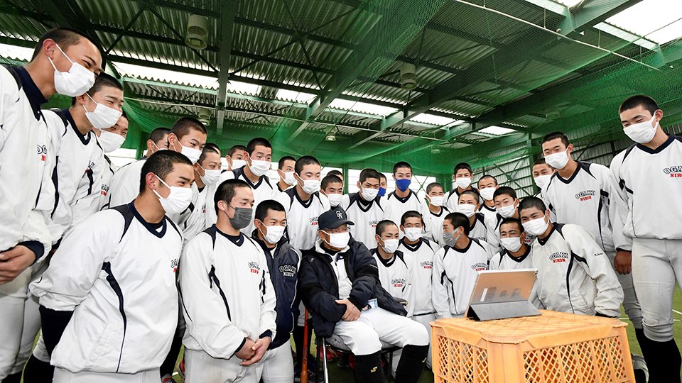 オンラインで行われた選抜高校野球大会の組み合わせ抽選会の様子を見守る大垣日大の選手ら＝大垣日大高硬式野球部屋内練習場