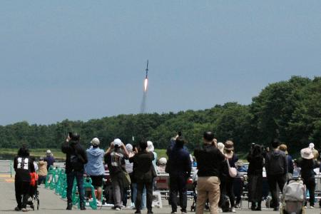 　打ち上げられたロケット＝１２日午前、北海道大樹町