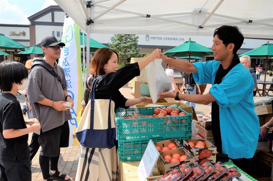 多くの客が県内産の野菜を買い求めた「岐阜産直マルシェ」＝土岐市土岐ケ丘、土岐プレミアム・アウトレット
