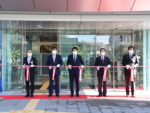 岐阜市役所新庁舎の開庁を祝い、テープカットをする柴橋正直市長（中央）ら＝岐阜市役所