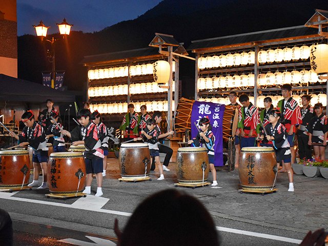 いでゆ夜市で披露された龍神子供太鼓＝下呂市湯之島