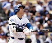 　レンジャーズ戦の１回、２試合連続の先頭打者本塁打となる５号ソロを放つドジャース・大谷＝ロサンゼルス（共同）