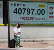　上げ幅が一時１０００円を超え、節目の４万円を回復した日経平均株価を示すボード＝２３日午前、東京都中央区