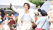 中津川七夕まつりを盛り上げた新浜レオンさん＝中津川市えびす町、ふるさとにぎわい広場