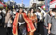 ぎふ信長まつり初日、タイムスリップ企画で街歩きを楽しむ公募の織田信長と濃姫＝５日午後、岐阜市金町、金華橋通り