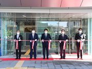 岐阜市役所新庁舎の開庁を祝い、テープカットをする柴橋正直市長（中央）ら＝岐阜市役所