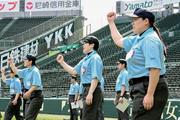 　甲子園球場で行われた全国審判講習会に参加した女性審判員の岩男香澄さん（右端）ら＝４日、兵庫県西宮市