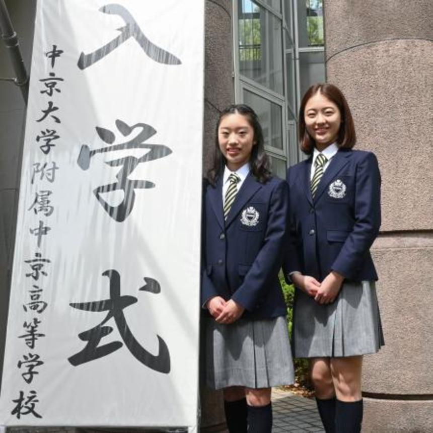 　中京大中京高の入学式に出席した、フィギュアスケート女子の岡田芽依（左）と上薗恋奈＝６日、名古屋市
