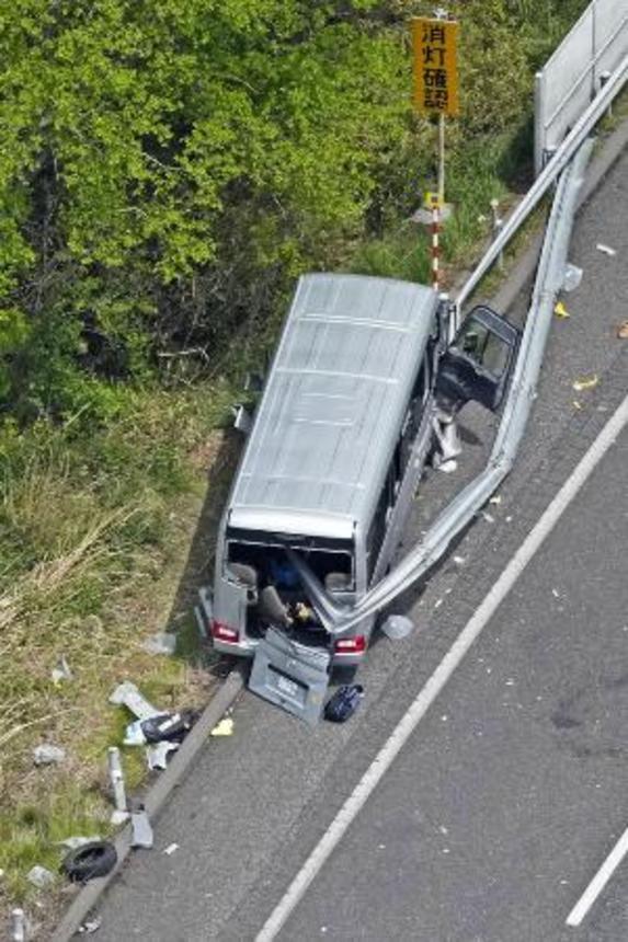 　福島県郡山市の磐越自動車道でガードレールに衝突したマイクロバス＝６日