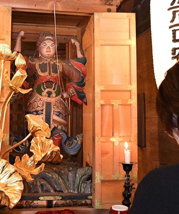 特別開帳された両面宿儺像＝２日午前１０時２２分、関市下之保、日龍峯寺