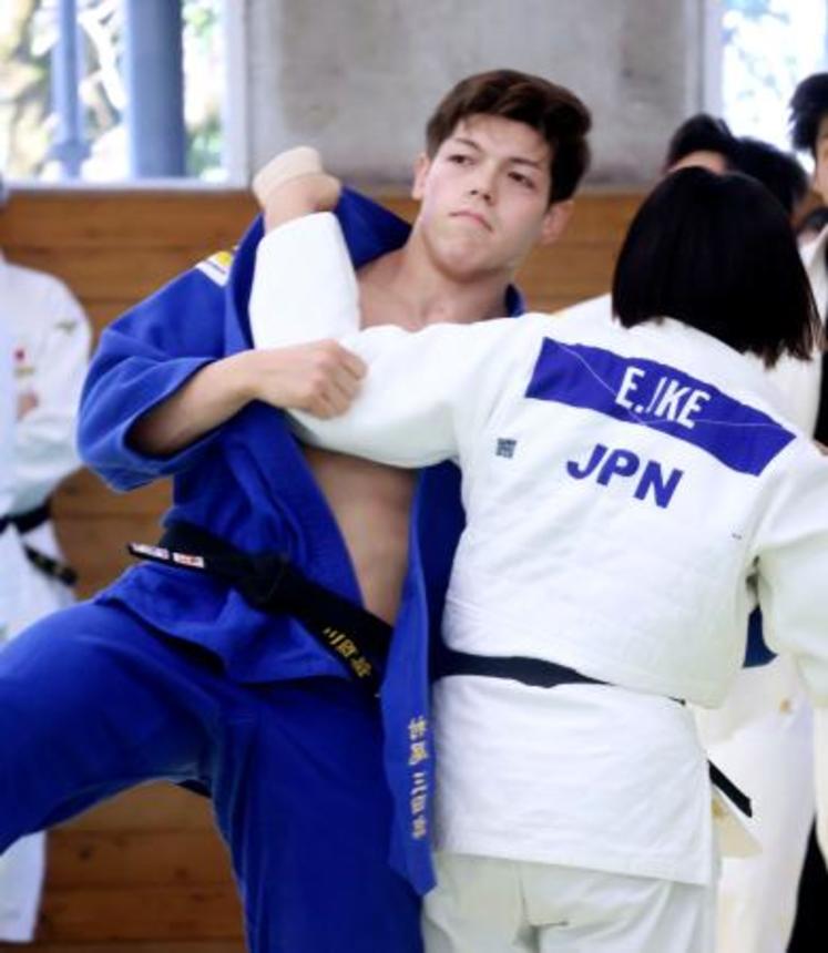 　女子選手と練習する柔道男子の村尾三四郎＝東京都多摩市の国士舘大