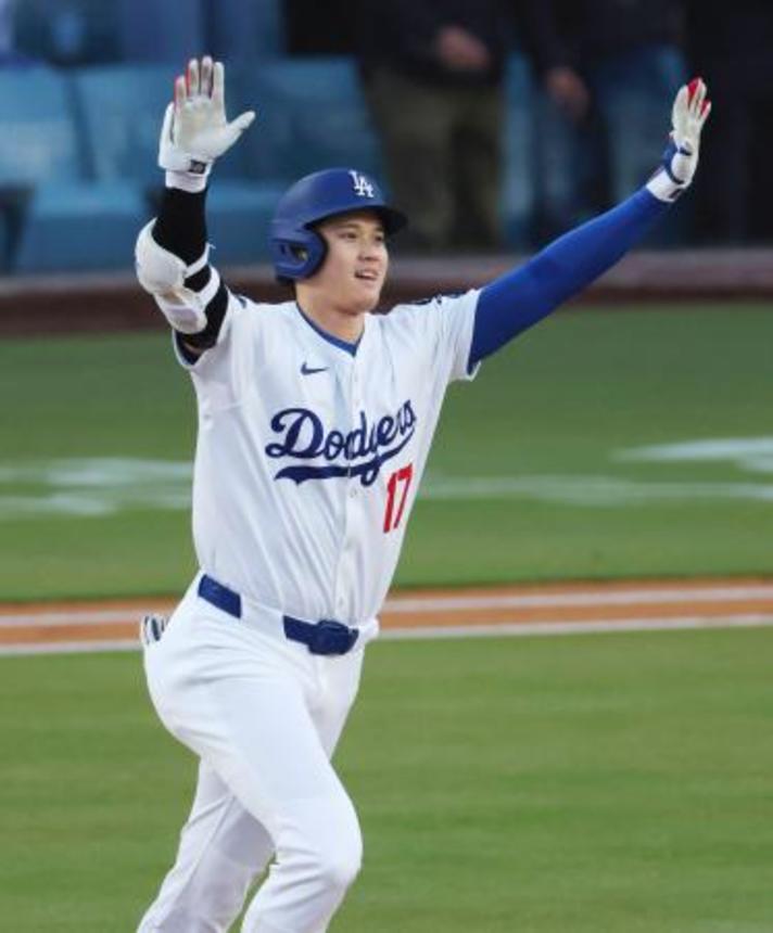 　米大リーグ、マーリンズ戦の１回、７号となる先頭打者本塁打を放ち塁を回るドジャース・大谷翔平＝２９日、ロサンゼルス（共同）