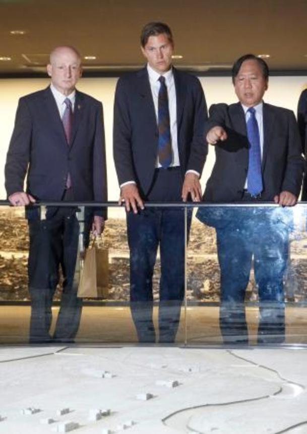 　原爆資料館を見学するノーベル賞委員会のフリードネス委員長（中央）＝２２日午後、広島市中区