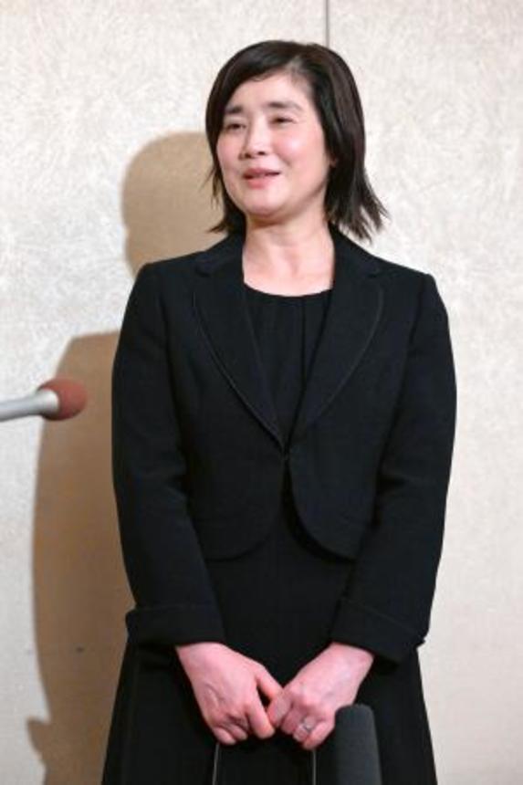 　内館牧子さんのお別れの会に参列し、取材に応じる俳優の石田ひかりさん＝５日午前、東京都内のホテル