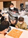 「こども将棋岐王戦」で対局を見守る高田四段＝２０２１年１２月、岐阜市金町、市文化センター