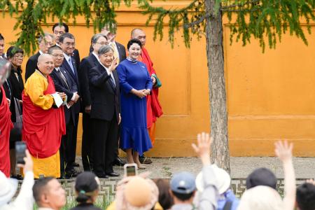 　モンゴル最大規模の仏教寺院を訪れ、市民に向かって手を振られる天皇陛下＝１０日、ウランバートル（共同）