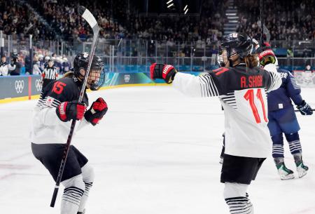 　日本―フランス　第２ピリオド、先制ゴールを決め喜ぶ浮田（左）＝ミラノ（共同）