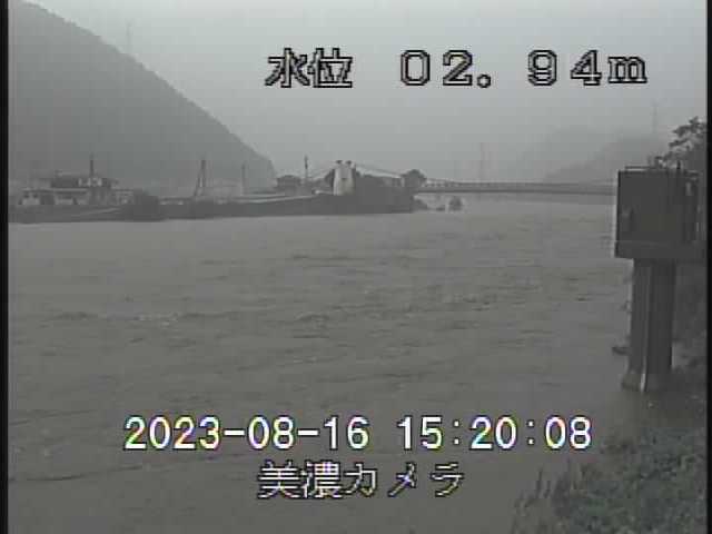 美濃市の長良川。岐阜県の防災カメラ画像から＝１６日午後３時２０分