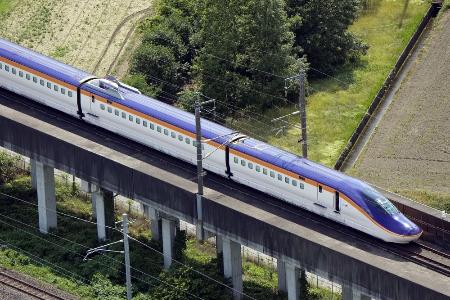 　東北新幹線で回送運転中に停車した最新型車両「Ｅ８系」＝１７日、栃木県那須塩原市