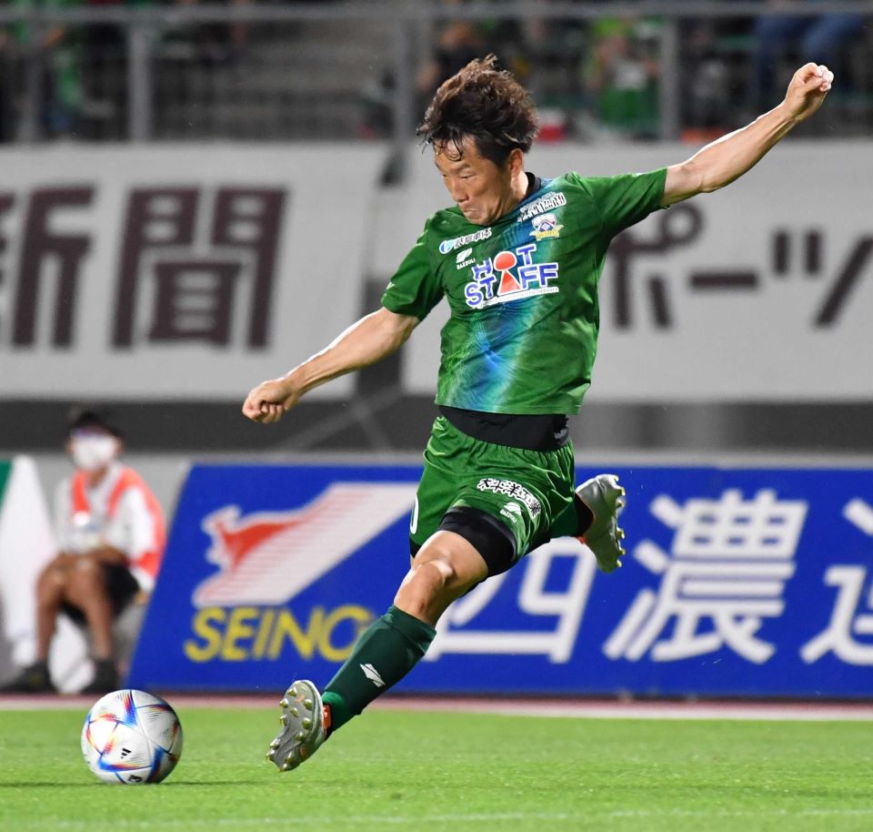 ＦＣ岐阜×八戸＝前半、ミドルシュートを放つＦＣ岐阜のＤＦ宇賀神＝長良川競技場
