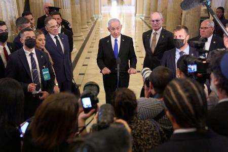 　８日、ワシントンの米連邦議会議事堂で記者会見するイスラエルのネタニヤフ首相（中央）（ＡＰ＝共同）