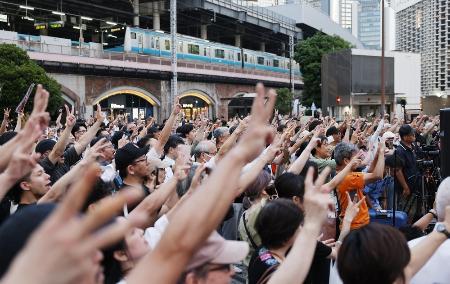 　参院選が公示され、街頭演説に集まった人たち＝３日、東京・新橋