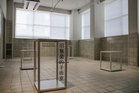 　「旧広島逓信病院外来棟平和資料館」で展示されている、被爆当時のタイルが残る旧手術室＝３０日午前、広島市中区