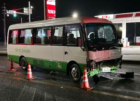 　事故を起こしたスクールバス＝２５日午後１０時５０分ごろ、大阪府河内長野市