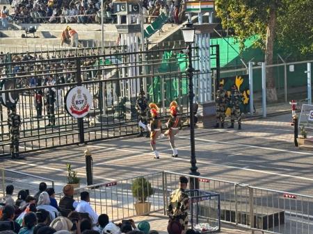 　インド・パキスタン国境にあるゲート前で、国旗降納セレモニーをするインド兵（中央）。奥はパキスタン領内＝３月２日、インド北部アタリ（共同）