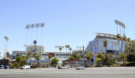 　ドジャースタジアムの外観＝ロサンゼルス