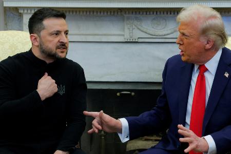 　ホワイトハウスで会談するトランプ米大統領（右）とウクライナのゼレンスキー大統領。和平交渉を巡り激しい口論となった＝２月２８日（ロイター＝共同）