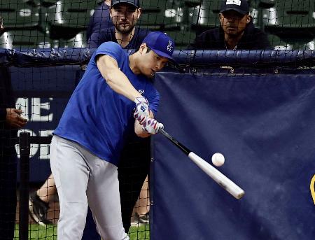 　打撃練習するドジャース・大谷＝ミルウォーキー（共同）