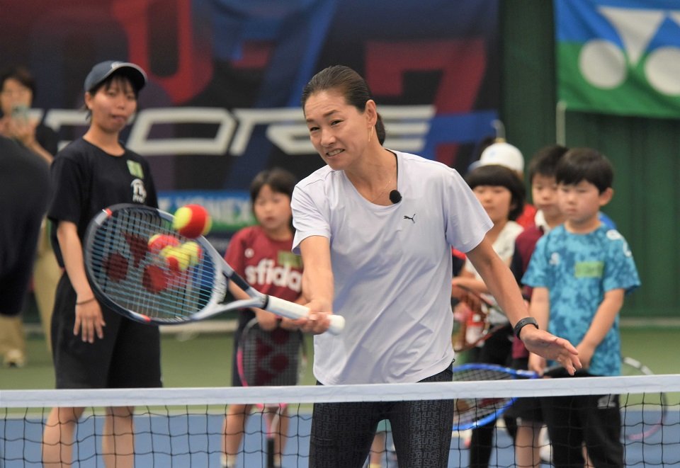 ボレーの手本を見せる伊達公子さん＝岐阜市長良福光、長良川テニスプラザ