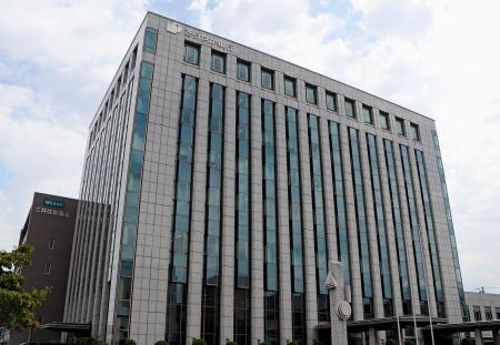 　じもとＨＤ傘下のきらやか銀行の本店＝１９日午前、山形市