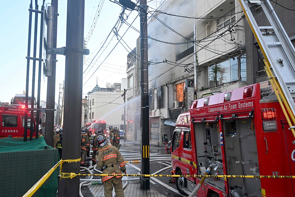 炎と白煙を上げる建物＝５日午前６時１５分、大垣市郭町