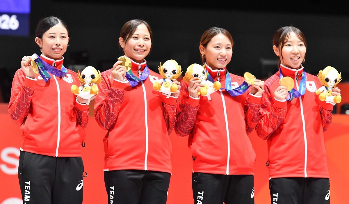 フェンシング女子フルーレ団体で金メダルを獲得した日本の辻すみれ（左端）ら＝２６日午後７時４３分、愛知県常滑市、愛知県国際展示場（撮影・山田雄大）