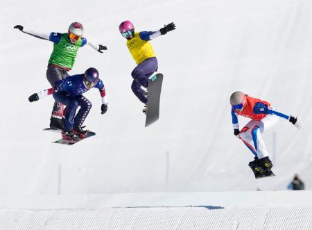 　女子スノーボードクロス１回戦　ジャンプする吉田蓮生（左から３人目）＝リビーニョ（共同）