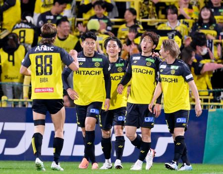 　柏―名古屋　後半、名古屋のオウンゴールで先制し、喜ぶ柏イレブン＝三協Ｆ柏