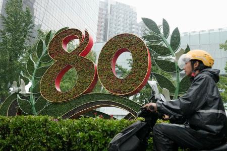 　北京市内に設けられた抗日戦争勝利８０年を記念する飾り付け＝２７日（共同）